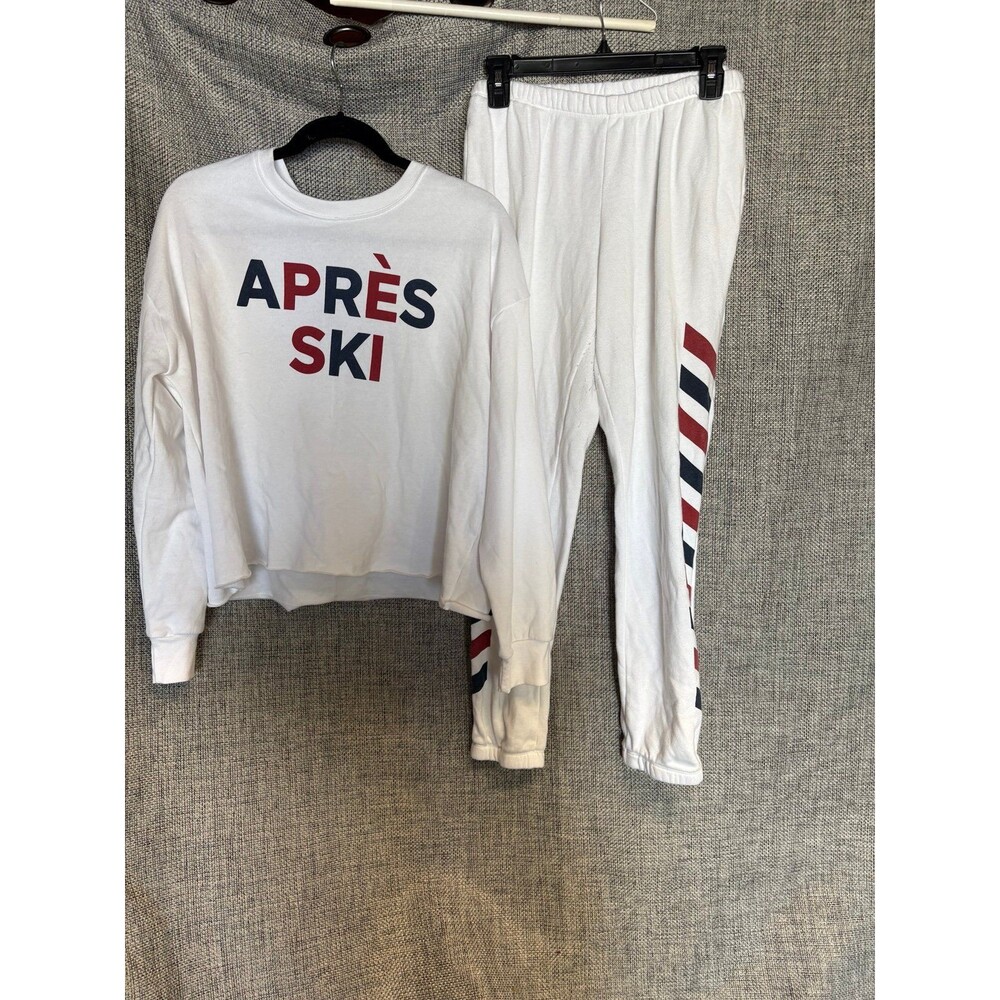 Grayson Threads white sweatshirt and matching sweatpants APRÈS SKI